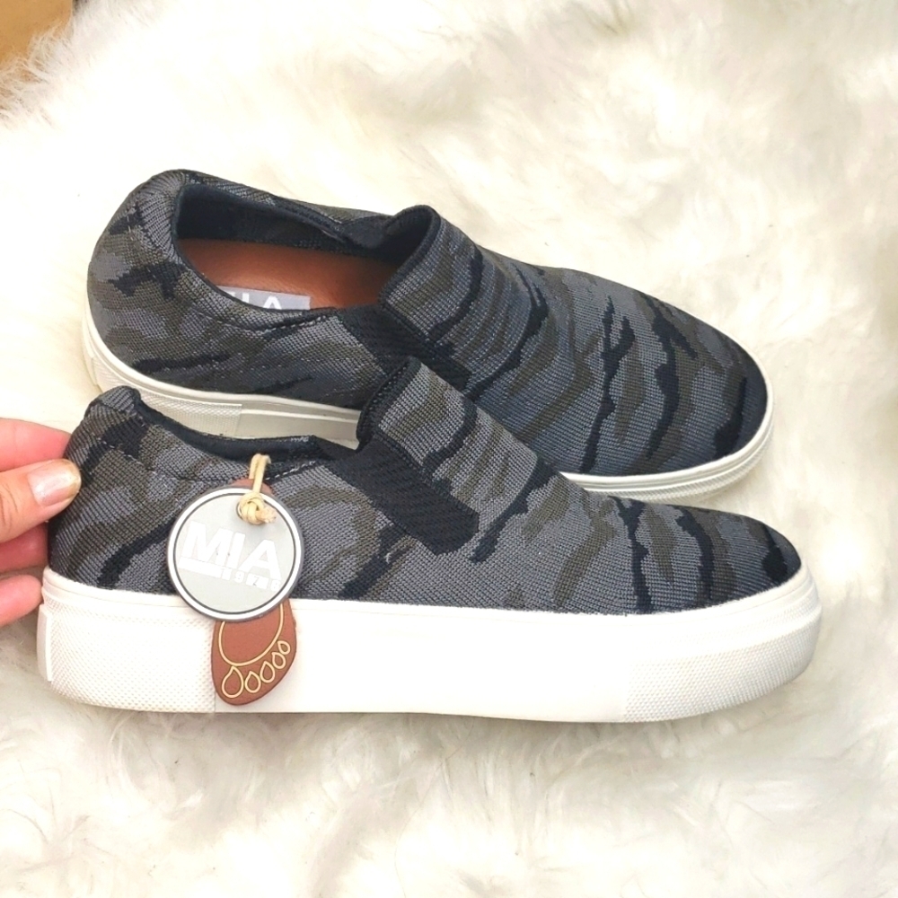 MIA Haley Fly Knit Camouflage Knit Pull On Sneakers Black Gray camo 6.5